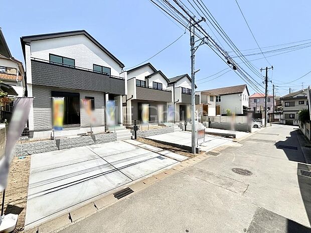 【前面道路含む現地写真】～Exterior～　前面道路：南 4.5m 公道　前面道路は閑静な住宅地をはしる車通りの少ない道路。駐車の出し入れもらくらくです！ご不明点・現地見学のご希望は、お気軽にお問い合わせください！