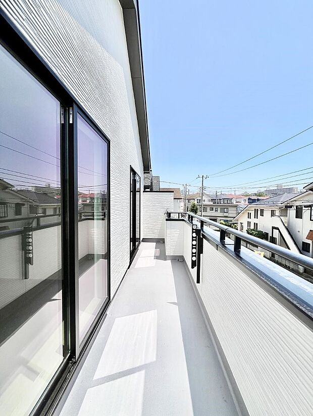 【バルコニー】◆A号棟◆～Balcony～　大きな空に囲まれた気持ちのいい家。バルコニーを覗くだけで圧倒的な開放感に包まれます。バルコニーは陽がさしこみお布団や洗濯物を気持ちよく干すことができます。
