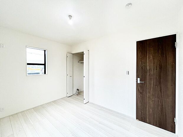 【寝室】使いやすい形でベットや家具の置き方にも困ることもありません。