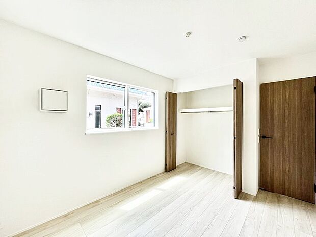 【寝室】~Bed Room~ 全居室には収納クローゼットを完備!普段使いのお洋服や小物はもちろん、季節物のお洋服などもしっかりと整理整頓おしまい頂けます。 居室空間を広く使用できますね。