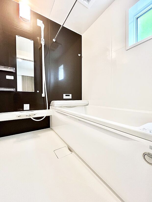 【浴室】~Bath Room~ ゆったりと足を伸ばして入浴することが可能!一日の疲れを癒す貴重なバスタイムです。お子様とご一緒でも十分な広さなので、リビングとは違った家族団欒のひと時をお楽しみいただけます。