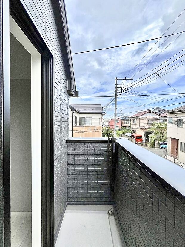 【バルコニー】~Balcony~ 大きな空に囲まれた気持ちのいい家。 バルコニーを覗くだけで圧倒的な開放感に包まれます。 バルコニーは陽がさしこみお布団や洗濯物を気持ちよく干すことができます。