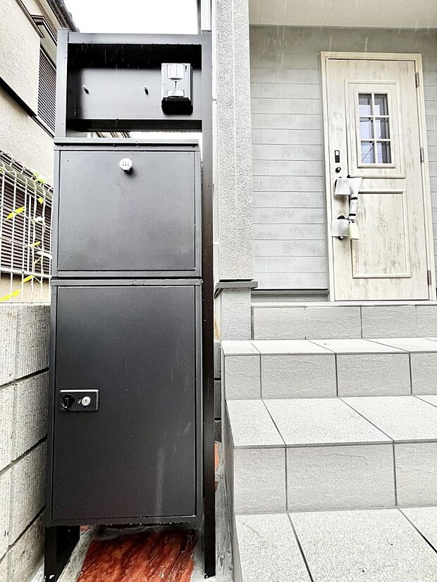 【その他現地】表札・インターホン・ポスト・宅配BOXをひとつに集約。エントランスになじむシンプルデザイン。