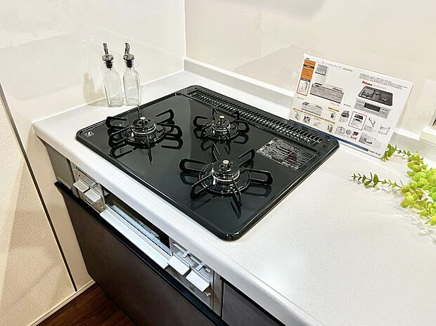 【その他設備(三ツ口コンロ)】三口ガスコンロでお料理が一気にはかどりそう