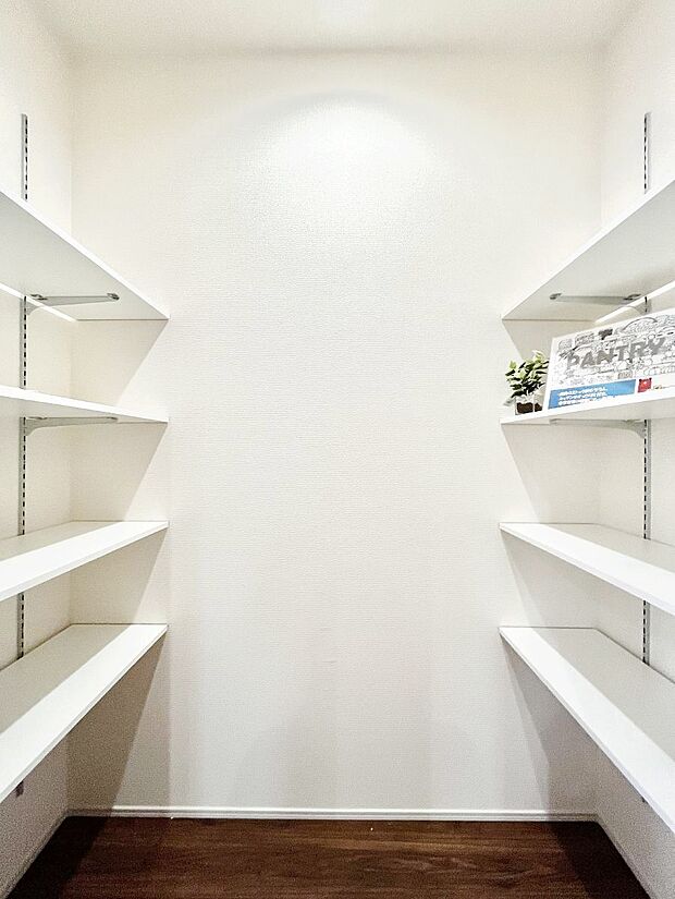 【収納】~Pantry~ キッチン横に収納スペースを設置しました!食品をストックできる便利な場所です。キッチンは家の中でも物が多い場所。非常時に備えての非常食や備蓄スペースとしても使えるのも心強いですね。