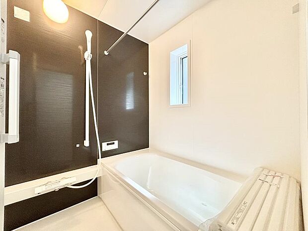 【浴室】◆1号棟◆~Bath Room~ 窓付きのバスルームは、採光もあり明るく気持ちの良い空間です。窓があることで、換気環境も良好。ゆったり寛げるバスルームで、毎日のバスタイムが楽しみになりそうです。