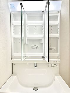 その他設備(三面鏡裏収納)
