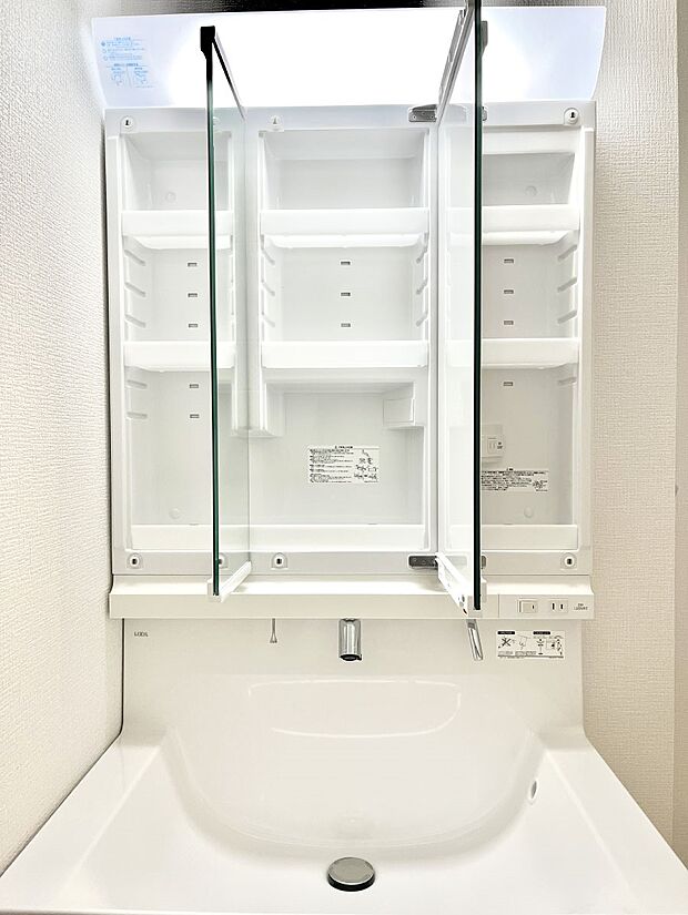 【その他設備(三面鏡裏収納)】三面鏡の裏に、化粧品や衛生用品などを収納可能。洗面台をすっきりと保ちます!