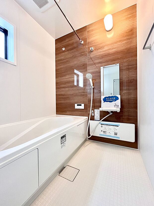 【浴室】~Bath Room~ 落ち着いた雰囲気の浴室で明日に向けてリフレッシュ。浴室乾燥機能も付いているので隣の洗濯機置き場で洗い上がった洗濯物を、雨の日も天気を気にせず乾燥させることも可能です。