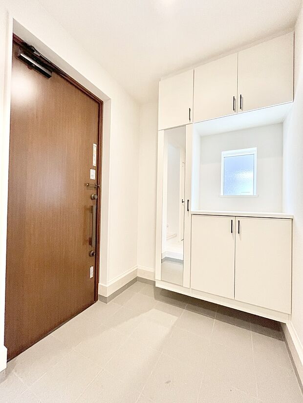 【玄関】~Entrance~ 下駄箱ミラー付なので、お出かけ前の身だしなみチェックに◎♪玄関はお客様をお出迎えする一番最初の場所、帰ってくる時に入る最初の場所。そんな場所だからこそ、より良い空間に…♪