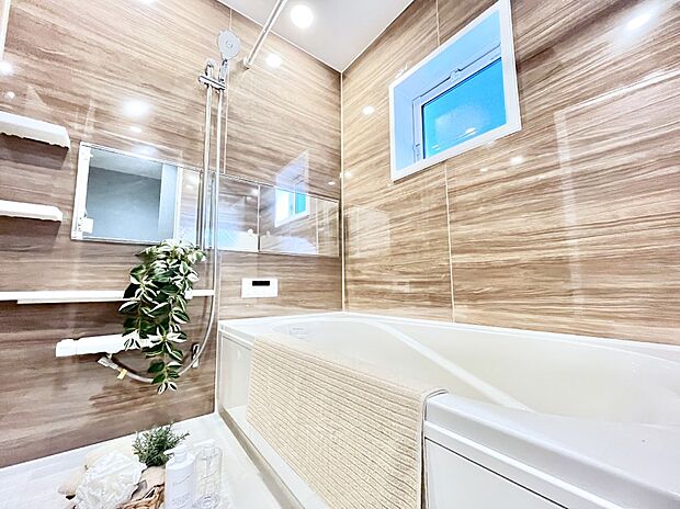 【浴室】◆1号棟◆~Bath Room~ 窓付きのバスルームは、採光もあり明るく気持ちの良い空間です。窓があることで、換気環境も良好。ゆったり寛げるバスルームで、毎日のバスタイムが楽しみになりそうです。