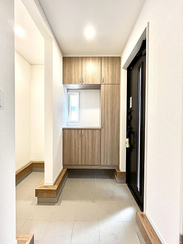 【玄関】~Entrance~ 家の中でお客様を迎える最初の場所である玄関は、家の印象そのものです!豊富な玄関収納で、常に綺麗に保つことが出来ます♪玄関にはたっぷり収納の下駄箱を完備!