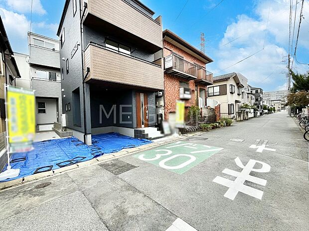 【前面道路含む現地写真】~Exterior~ 前面道路:北東 6m 公道 前面道路は閑静な住宅地をはしる車通りの少ない道路。駐車の出し入れもらくらくです!ご不明点・現地見学のご希望は、お気軽にお問い合わせください!