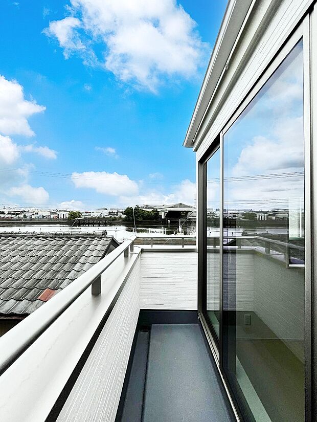 【バルコニー】◆1号棟◆~Balcony~ 大きな空に囲まれた気持ちのいい家。 バルコニーを覗くだけで圧倒的な開放感に包まれます。 バルコニーは陽がさしこみお布団や洗濯物を気持ちよく干すことができます。