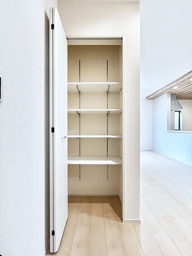 【その他設備(廊下収納)】◆1号棟◆廊下収納。掃除道具や季節の小物を収納することができます。
