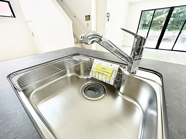 【その他設備(浄水器)】いつでも清潔なおいしいお水を。一つの水栓で水道水と浄水を使い分け。