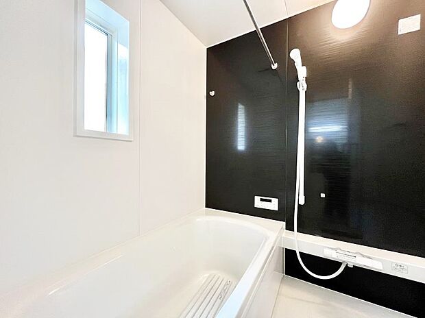 【浴室】~Bath Room~ ゆったりと足を伸ばして入浴することが可能!一日の疲れを癒す貴重なバスタイムです。お子様とご一緒でも十分な広さなので、リビングとは違った家族団欒のひと時をお楽しみいただけます。