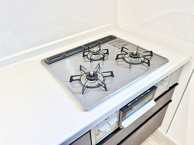 【その他設備(Siセンサーコンロ)】C号棟◆ガスコンロはSiセンサー搭載。火力調節や焦げ付き・消し忘れも防いでくれます。