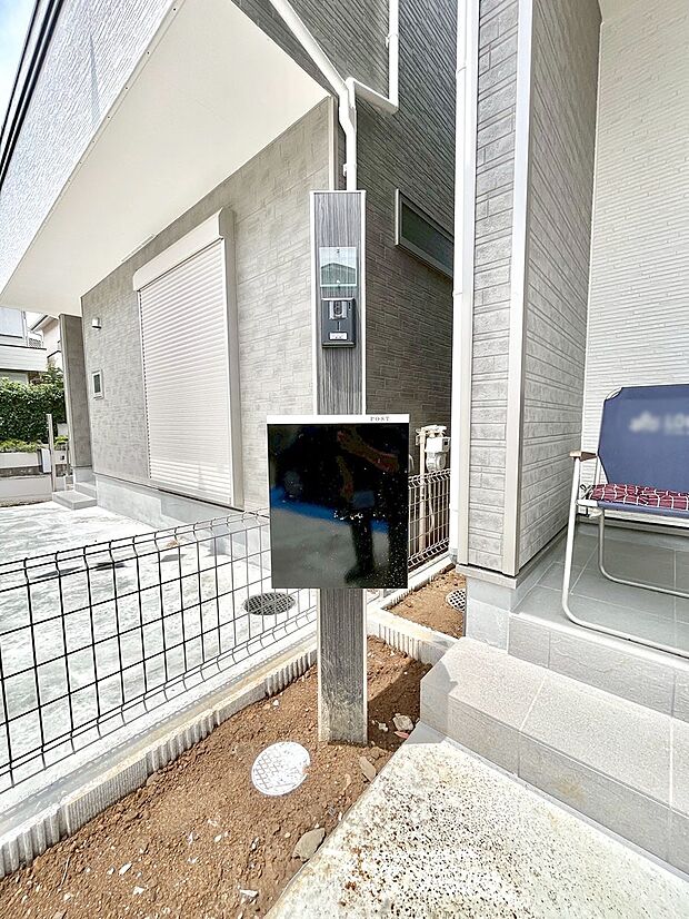 【その他現地】シンプルデザインのポスト。