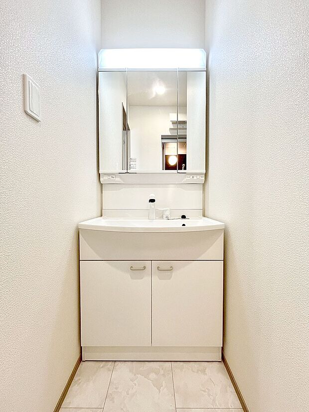 【洗面台・洗面所】~Dressing Room~ 清潔感溢れる色合いで統一されていると、スッキリと整った印象をうけます。 鏡の裏にはたっぷりと収納スペースを標準装備! 水廻りは、シンプルかつ機能性を重視して。