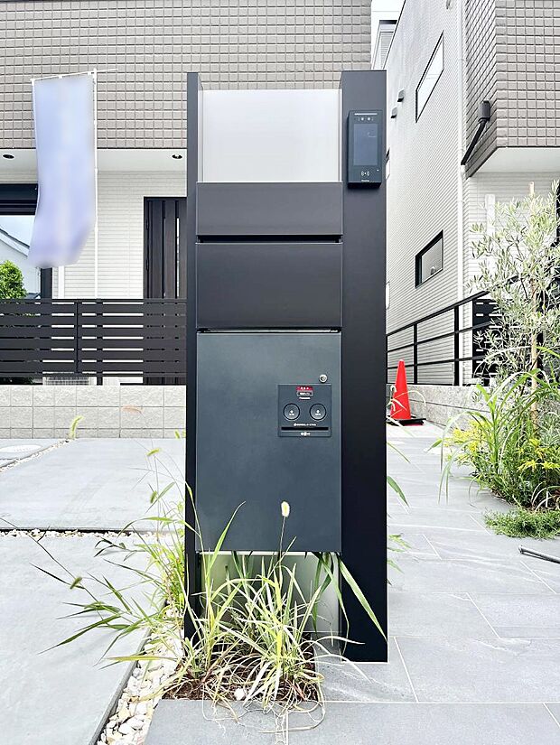 【その他現地】表札・インターホン・ポスト・宅配BOXをひとつに集約。エントランスになじむシンプルデザイン。