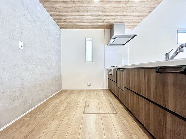 【ダイニングキッチン】～Kitchen～　自然光が入る窓のあるキッチン☆毎日使う場所だからこそ、使い勝手を考慮しました。ゆったりとしたキッチンコーナーは質感豊かな仕上がりとなっております。