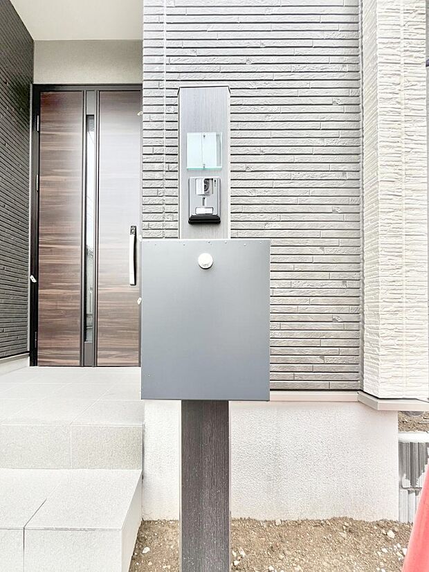 【その他現地】シンプルデザインのポスト。