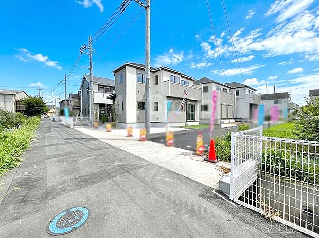 【前面道路含む現地写真】~Exterior~ 北西 5.77m 公道 前面道路は閑静な住宅地をはしる車通りの少ない道路。駐車の出し入れもらくらくです!ご不明点・現地見学のご希望は、お気軽にお問い合わせください!
