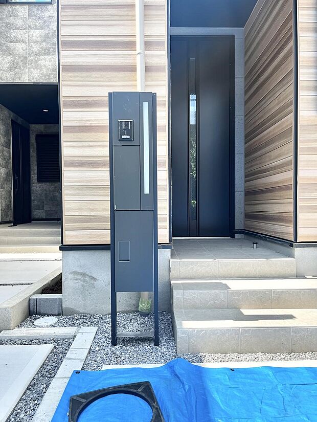 【その他現地】表札・インターホン・ポスト・宅配BOXをひとつに集約。エントランスになじむシンプルデザイン。