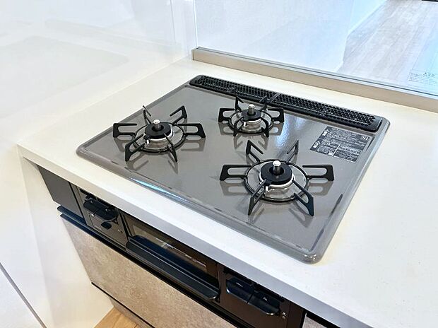 【その他設備(Siセンサーコンロ)】ガスコンロはSiセンサー搭載。火力調節や焦げ付き・消し忘れも防いでくれます。