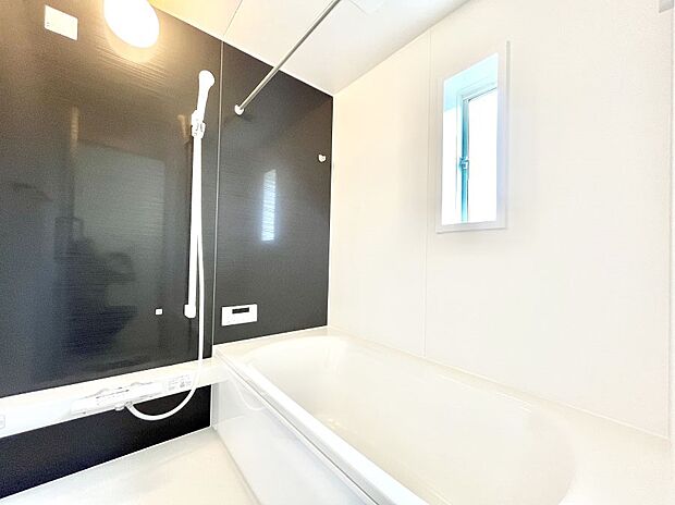 【浴室】◆2号棟◆~Bath Room~ 窓付きのバスルームは、採光もあり明るく気持ちの良い空間です。窓があることで、換気環境も良好。ゆったり寛げるバスルームで、毎日のバスタイムが楽しみになりそうです。