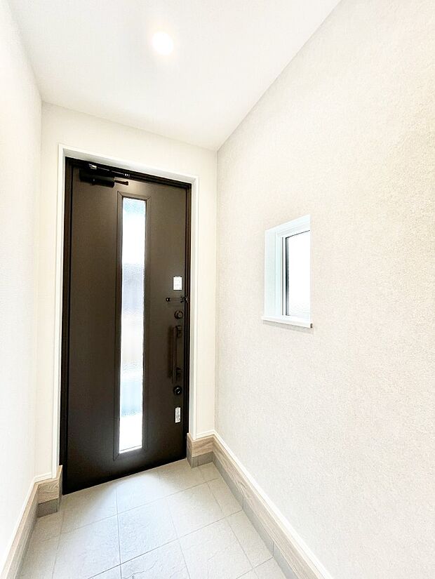 【玄関】～Entrance～　玄関は家の顔といわれますが我が家のセンスをさりげなく感じさせる魅力ある玄関造りも楽しみの一つ。帰宅する度に家族がほっとできる心地よい空間造りも大切ですね♪
