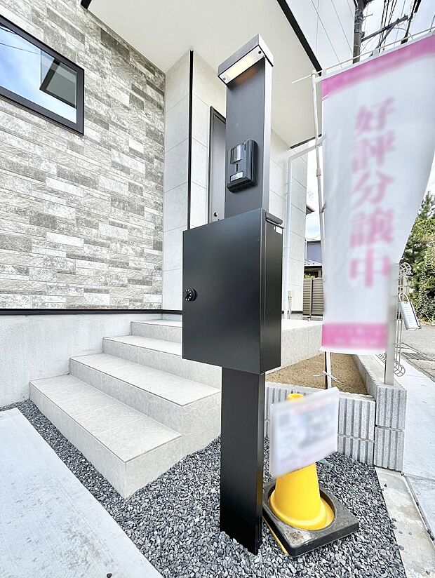 【その他現地】表札・インターホン・ポストをひとつに集約。エントランスになじむシンプルデザイン。