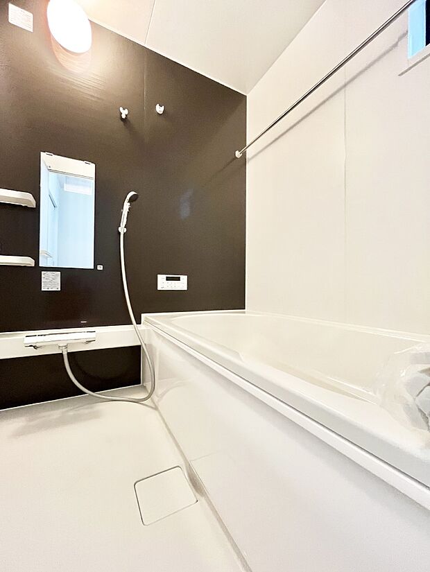 【浴室】~Bath Room~ ゆったりと足を伸ばして入浴することが可能!一日の疲れを癒す貴重なバスタイムです。お子様とご一緒でも十分な広さなので、リビングとは違った家族団欒のひと時をお楽しみいただけます。