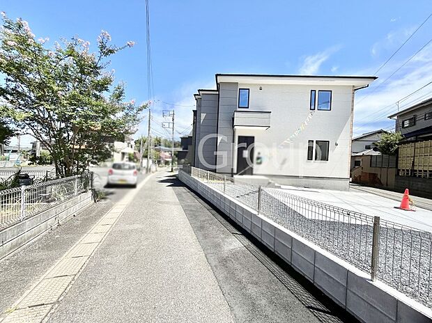 【前面道路含む現地写真】～Exterior～　前面道路は閑静な住宅地をはしる車通りの少ない道路。駐車の出し入れもらくらくです！ご不明点・現地見学のご希望は、お気軽にお問い合わせください！
