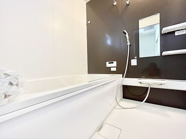 【浴室】～Bath Room～　落ち着いた雰囲気の浴室で明日に向けてリフレッシュ。浴室乾燥機能も付いているので隣の洗濯機置き場で洗い上がった洗濯物を、雨の日も天気を気にせず乾燥させることも可能です。