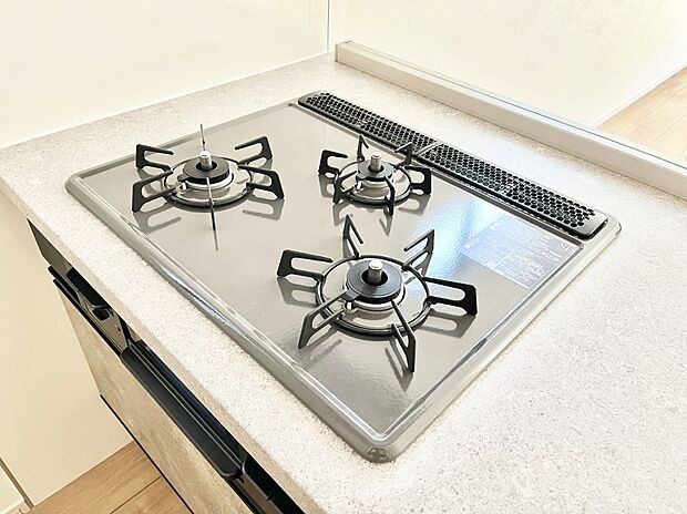 【その他設備(三ツ口コンロ)】三口ガスコンロでお料理が一気にはかどりそう。  