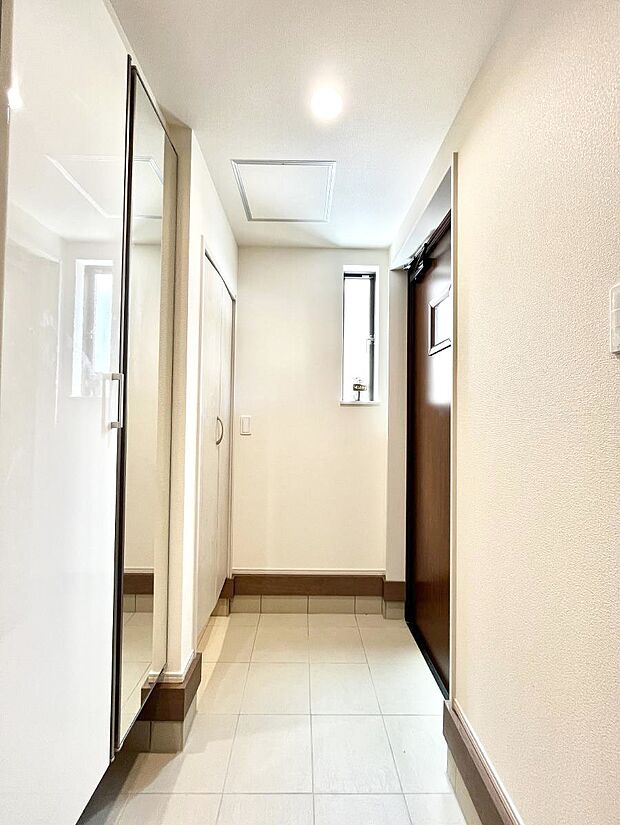 【玄関】~Entrance~ 家の中でお客様を迎える最初の場所である玄関は、家の印象そのものです!豊富な玄関収納で、常に綺麗に保つことが出来ます♪玄関にはたっぷり収納の下駄箱を完備!