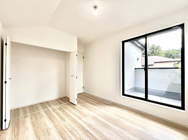 【寝室】～Bed Room～ 全居室には収納クローゼットを完備！普段使いのお洋服や小物はもちろん、季節物のお洋服などもしっかりと整理整頓おしまい頂けます。 居室空間を広く使用できますね。