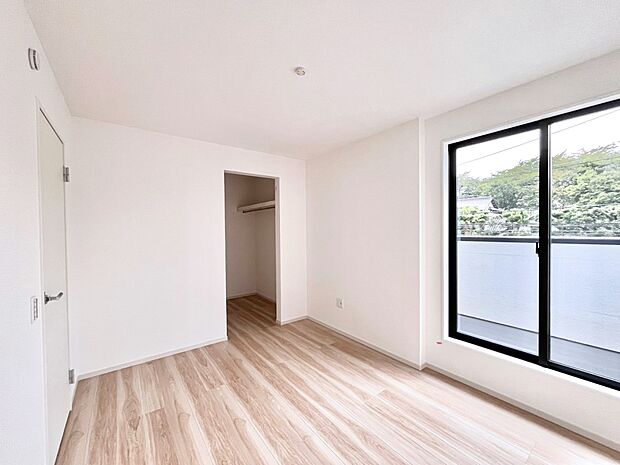 【寝室】~Bed Room~ 全居室には収納クローゼットを完備!普段使いのお洋服や小物はもちろん、季節物のお洋服などもしっかりと整理整頓おしまい頂けます。 居室空間を広く使用できますね。
