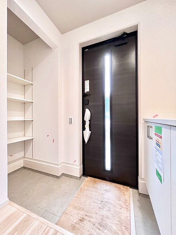 【玄関】~Entrance~ 家の中でお客様を迎える最初の場所である玄関は、家の印象そのものです!豊富な玄関収納で、常に綺麗に保つことが出来ます♪玄関にはたっぷり収納の下駄箱を完備!