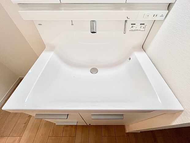 【その他設備(シャワー水栓)】ハンドシャワー付き!使いやすい洗面台。