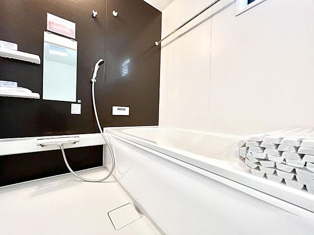 【浴室】~Bath Room~ 足を伸ばして入浴することが可能!一日の疲れを癒す貴重なバスタイムです。お子様とご一緒でも十分な広さなので、リビングとは違った家族団欒のひと時をお楽しみいただけます。