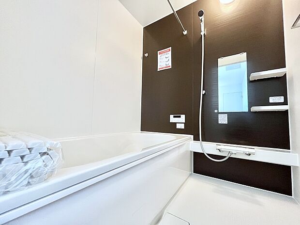 【浴室】~Bath Room~ 落ち着いた雰囲気の浴室で明日に向けてリフレッシュ。浴室乾燥機能も付いているので隣の洗濯機置き場で洗い上がった洗濯物を、雨の日も天気を気にせず乾燥させることも可能です。