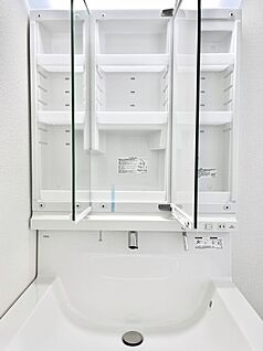 その他設備(三面鏡裏収納)