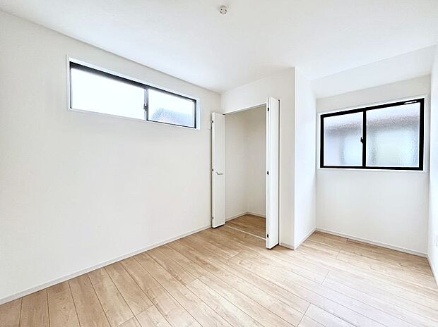 【寝室】～Bed Room～　部屋数が多いのが戸建てのメリットです。ご家族が増えたことで手狭に感じていた住まいも戸建てでは各居室プライバシーを保つことができます。住まいにゆとりが生まれ心もリラックスできます♪