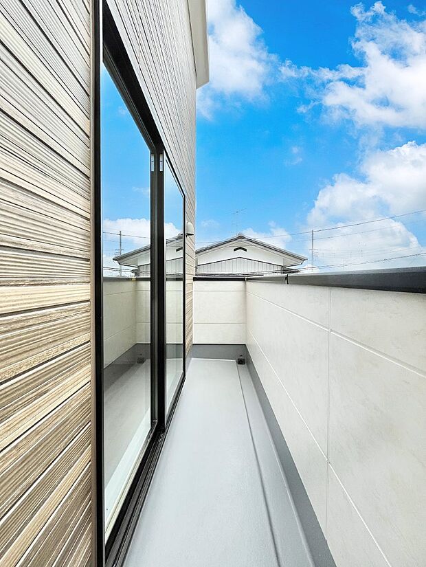 【バルコニー】～Balcony～ バルコニーは温かい陽がさしこみ、お布団や洗濯物を気持ちよく干すことができます。 使いやすく開放的なバルコニーです♪陽ざしがたっぷり降り注ぐ、バルコニー付き住まい。 
