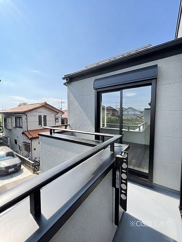 【バルコニー】~Balcony~ 大きな空に囲まれた気持ちのいい家。バルコニーを覗くだけで圧倒的な開放感に包まれます。バルコニーは陽がさしこみお布団や洗濯物を気持ちよく干すことができます。