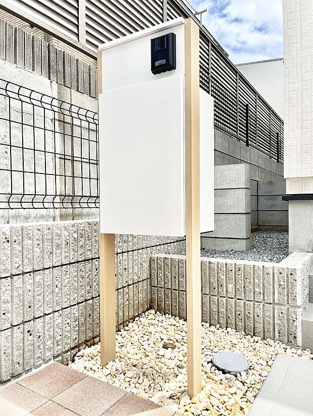 【その他現地】シンプルデザインのポスト。
