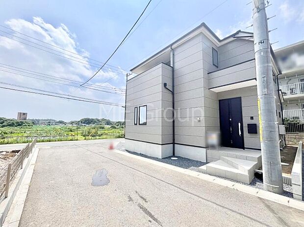 【前面道路含む現地写真】~Exterior~ 前面道路:南西 5.1m 公道、南東 4.5m 私道 低層の一戸建てを中心とした街並みが整然と続き、周辺は高い建物が建っていないので、緑の多い閑静な趣を感じる環境です。